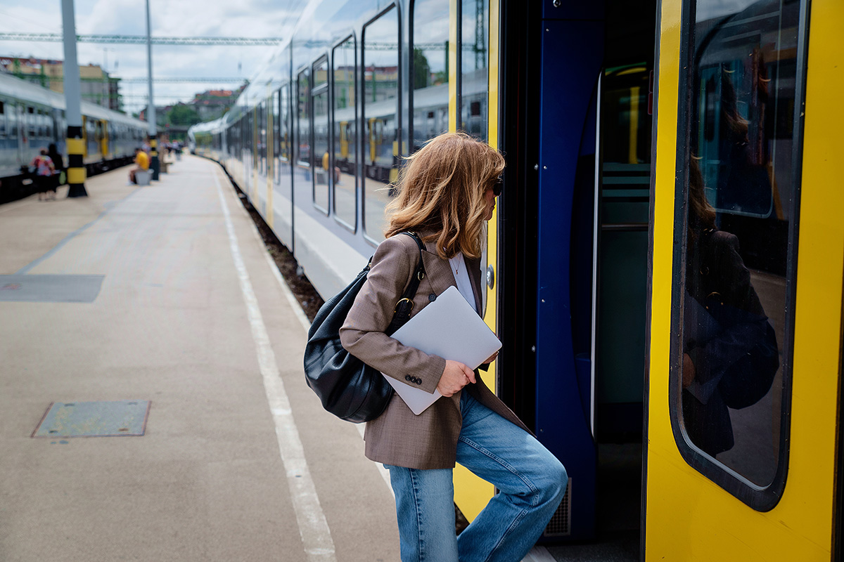 Femme entrant dans un train